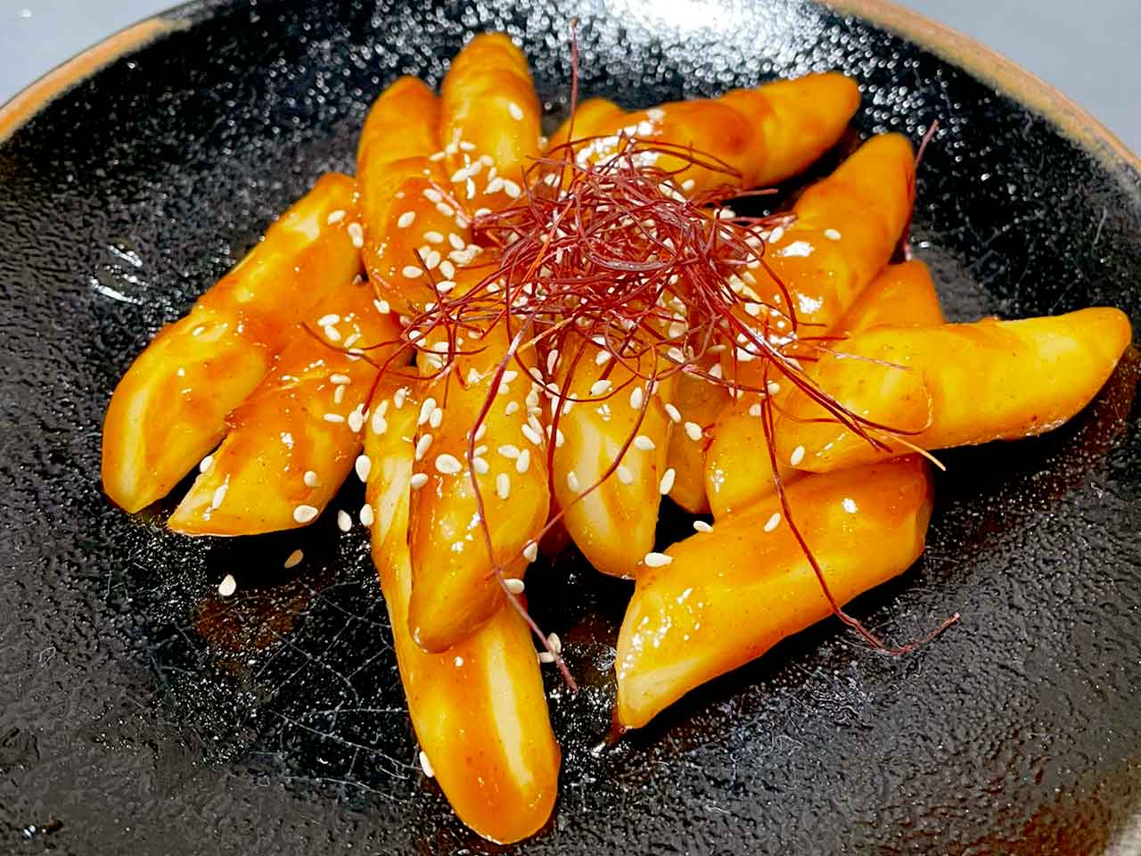 
                                    韓国のお餅を甘辛く味付けした一品、チーズを絡めるとまろやかな味わいに！